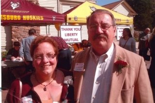 Nancy Edwards '70 (L) with her husband, Ed Edwards '73 at a Homecoming event.