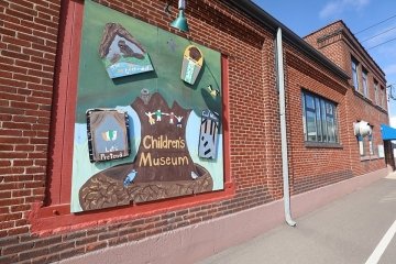 Childrens museum sign.