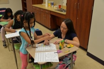 A girl helping students. 