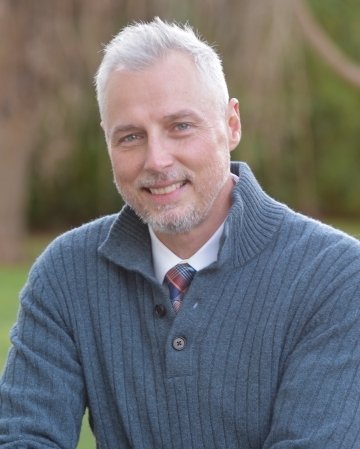 A headshot of a man.