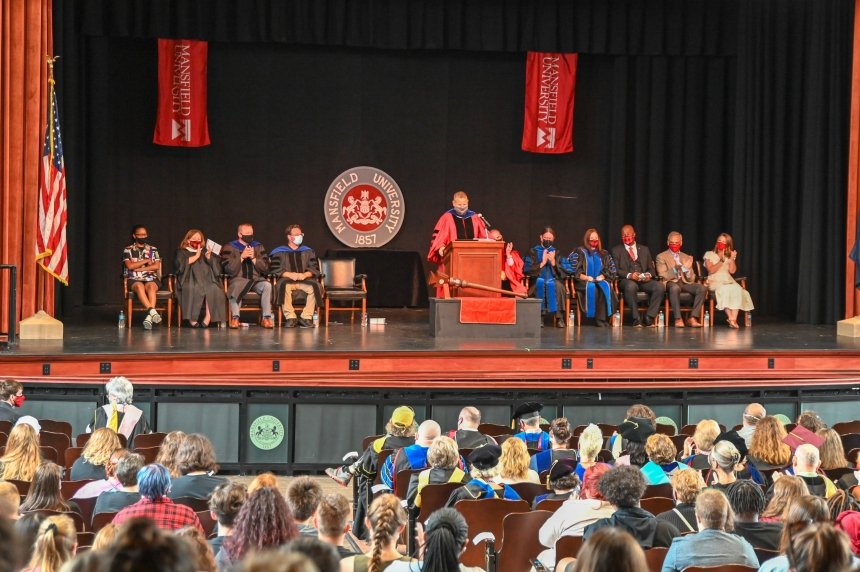 The stage and audience during convocation. 